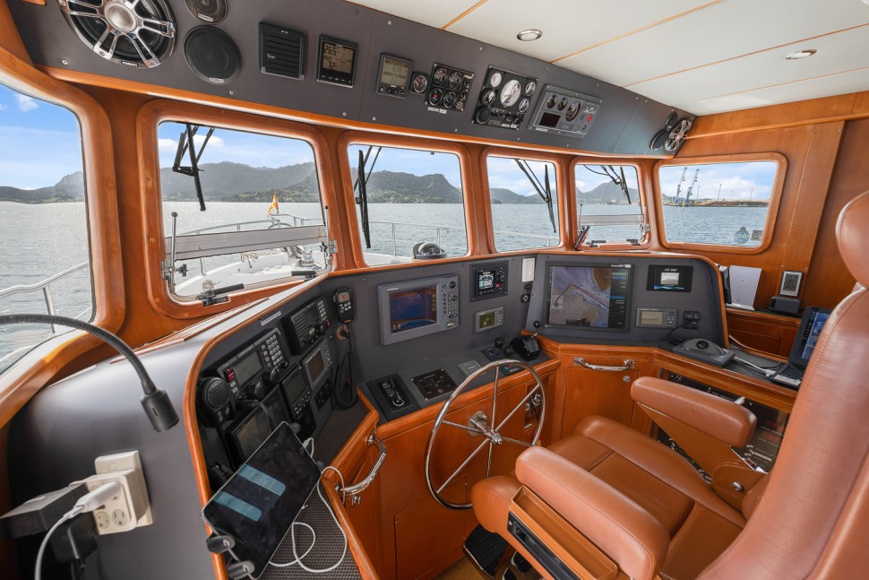 15 nordhavn 47 southern star pilothouse helm electronics