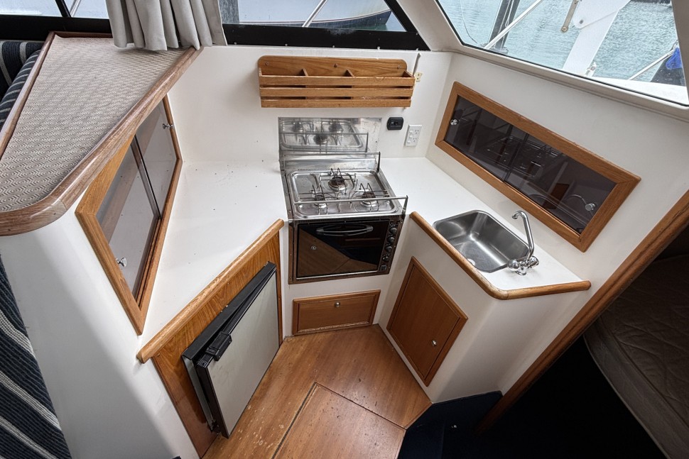 16 Riviera 3300 Ritzy Era Galley 20