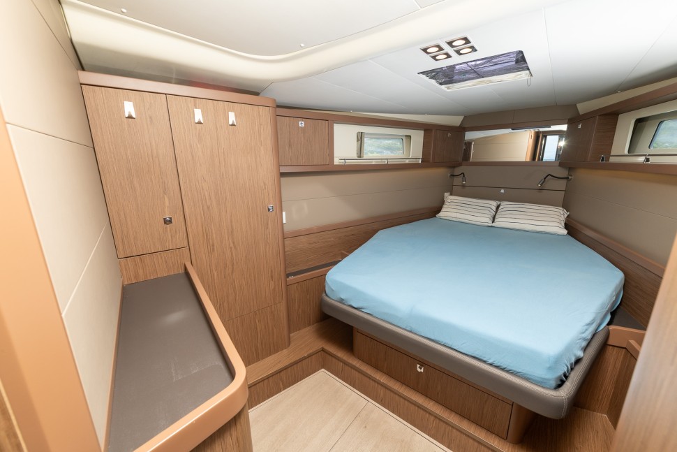 16 beneteau sense 51 twice guest cabin bed