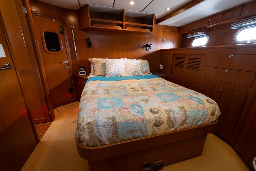 16 nordhavn 47 southern star master stateroom bed