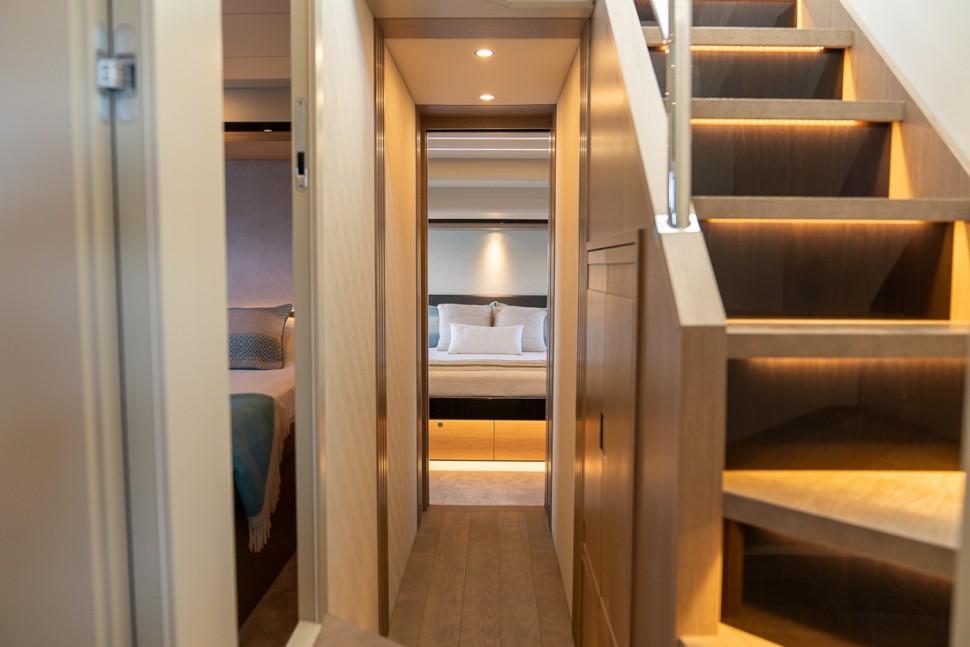 16. INT Hall Absolute Navetta 58 23