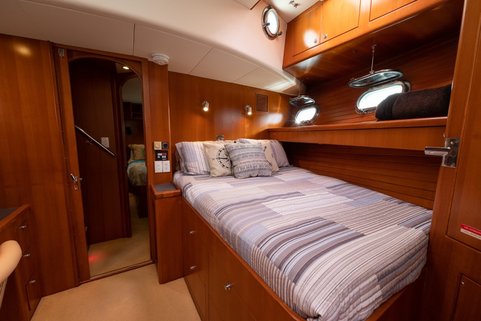 17 nordhavn 47 southern star guest cabin bed