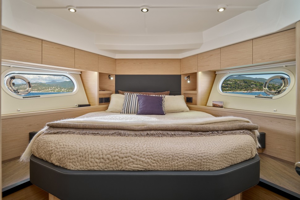 18 beneteau swift trawler 48 master stateroom bed