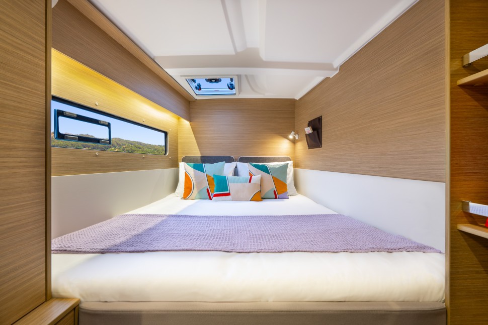19 lagoon 38 cabin bed purple throw