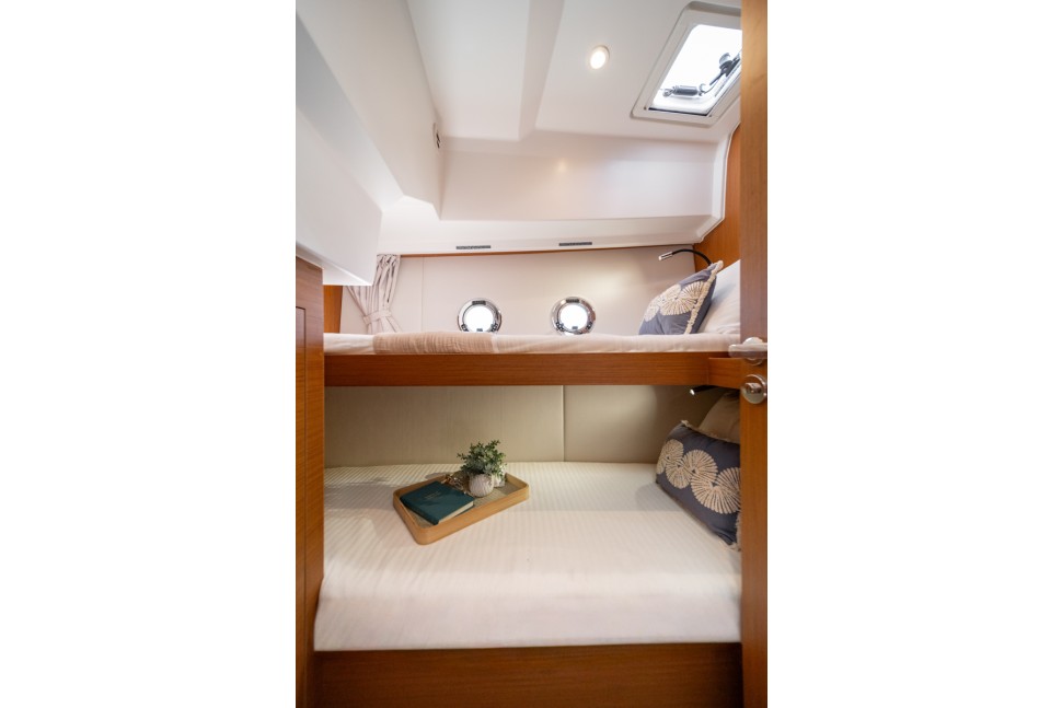 19 swift trawler 37 flybridge guest cabin bunk beds