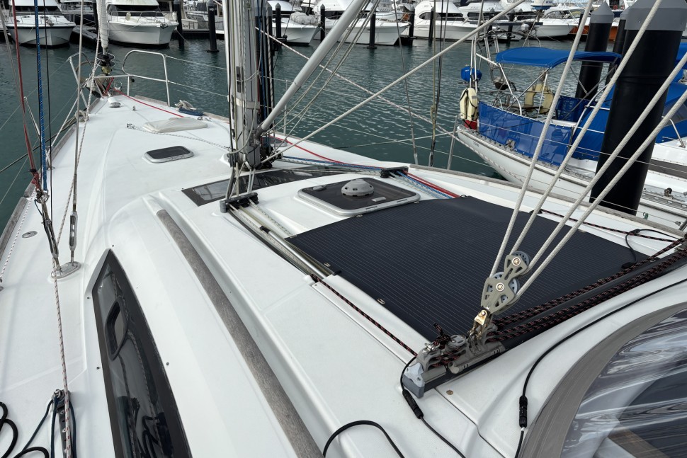 2 Beneteau Oceanis 43 Kairos Deck 1