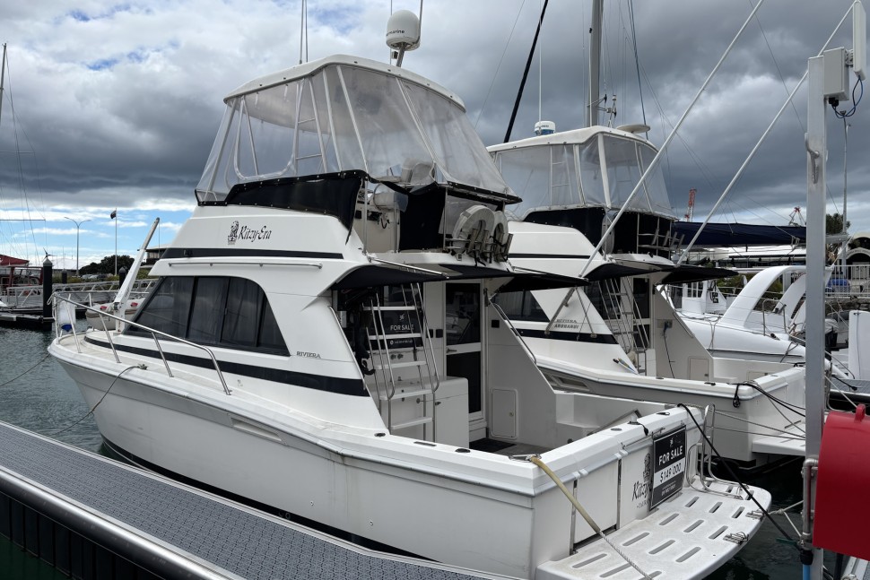 2 Riviera 3300 Ritzy Era Boat 5