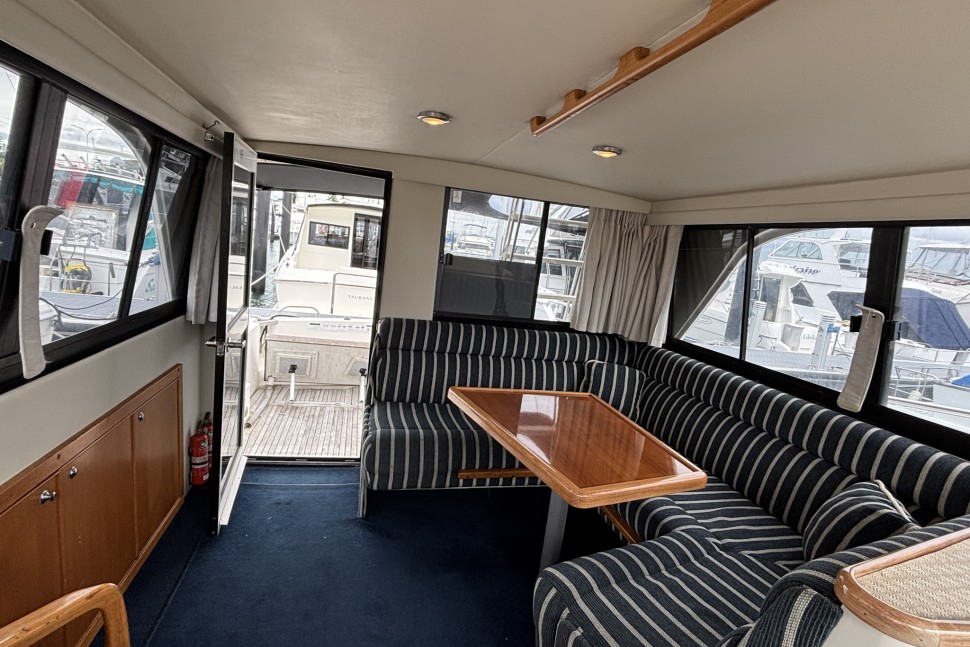 22 Riviera 3300 Ritzy Era Saloon 12