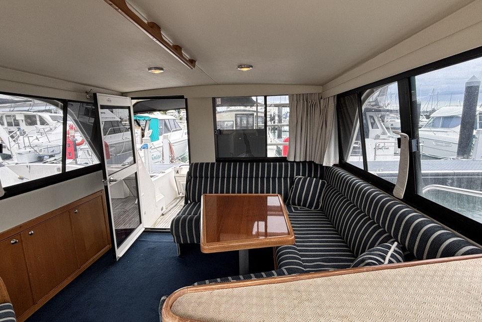 23 Riviera 3300 Ritzy Era Saloon 13