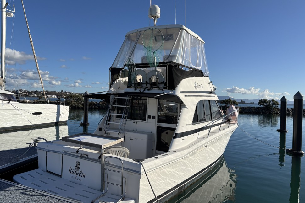 3 Riviera 3300 Ritzy Era Boat 6