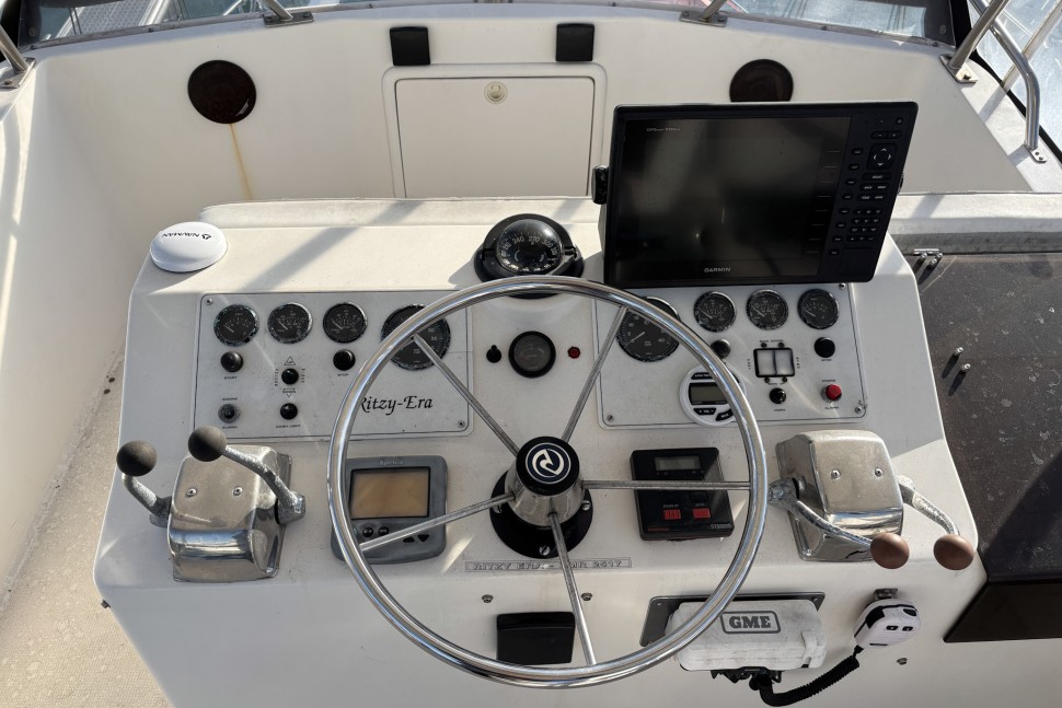 5 Riviera 3300 Ritzy Era Flybridge Helm 1