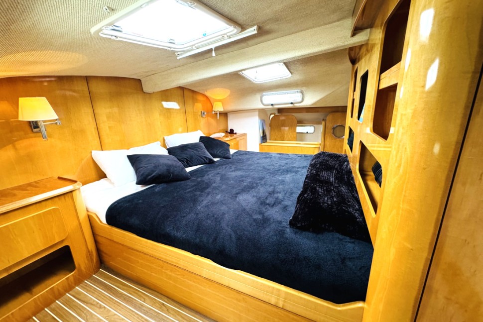 6 Privilege495 FwdStateroom