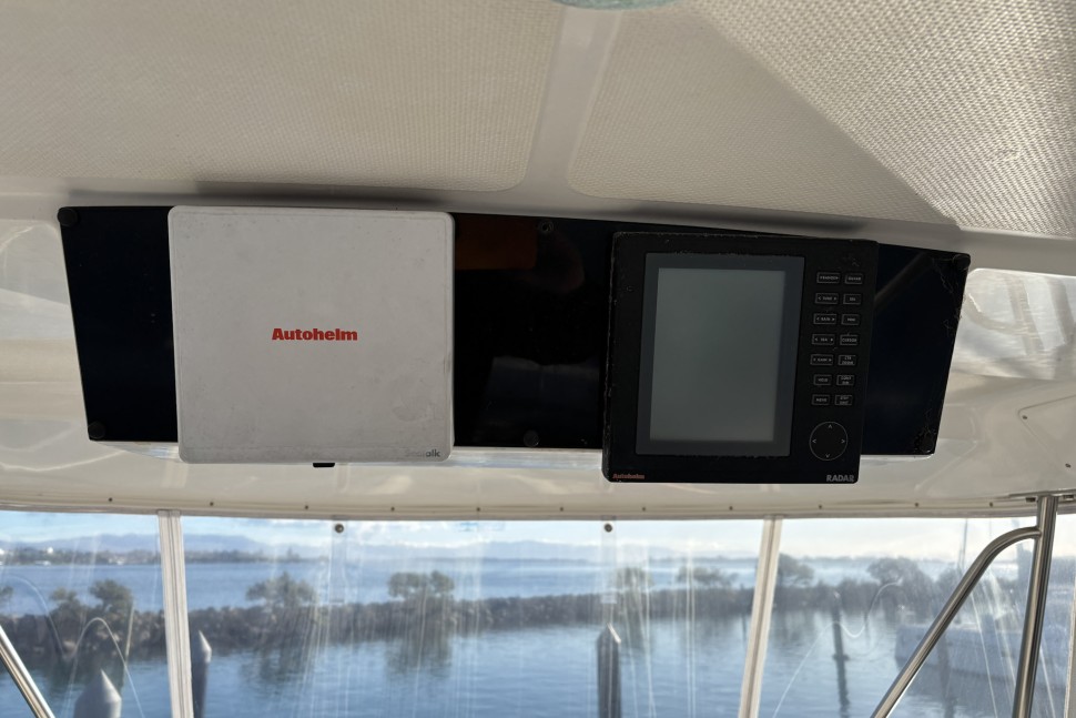 6 Riviera 3300 Ritzy Era Flybridge Helm 2