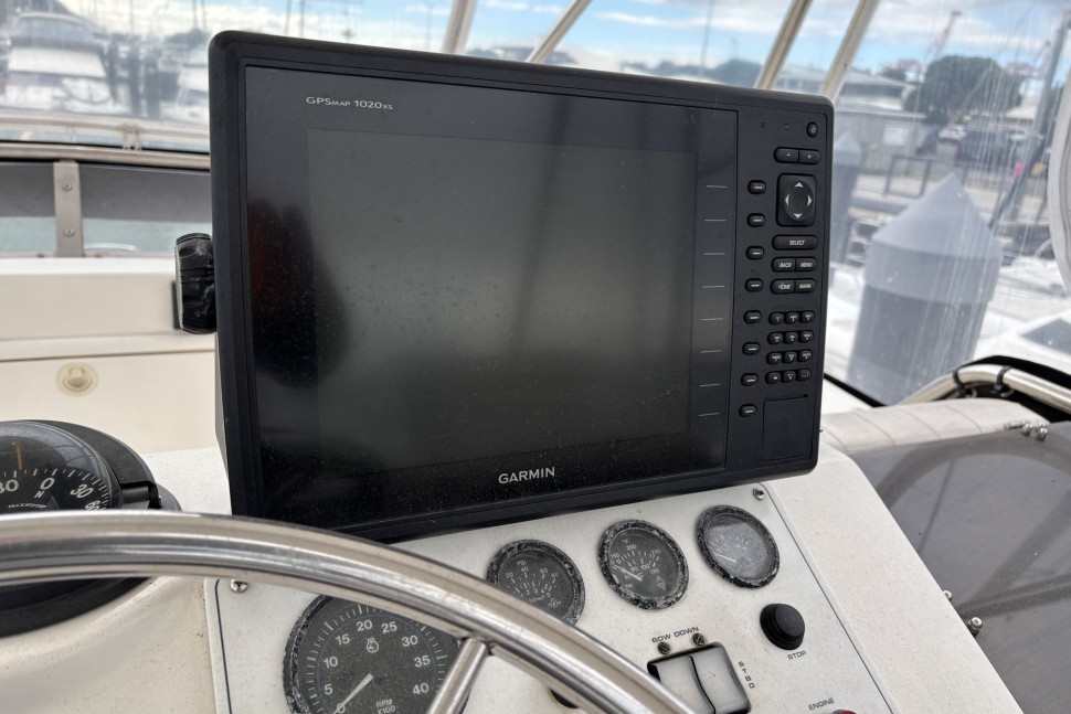 7 Riviera 3300 Ritzy Era Flybridge Helm 3