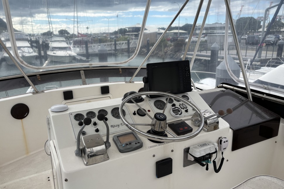8 Riviera 3300 Ritzy Era Flybridge Helm 4