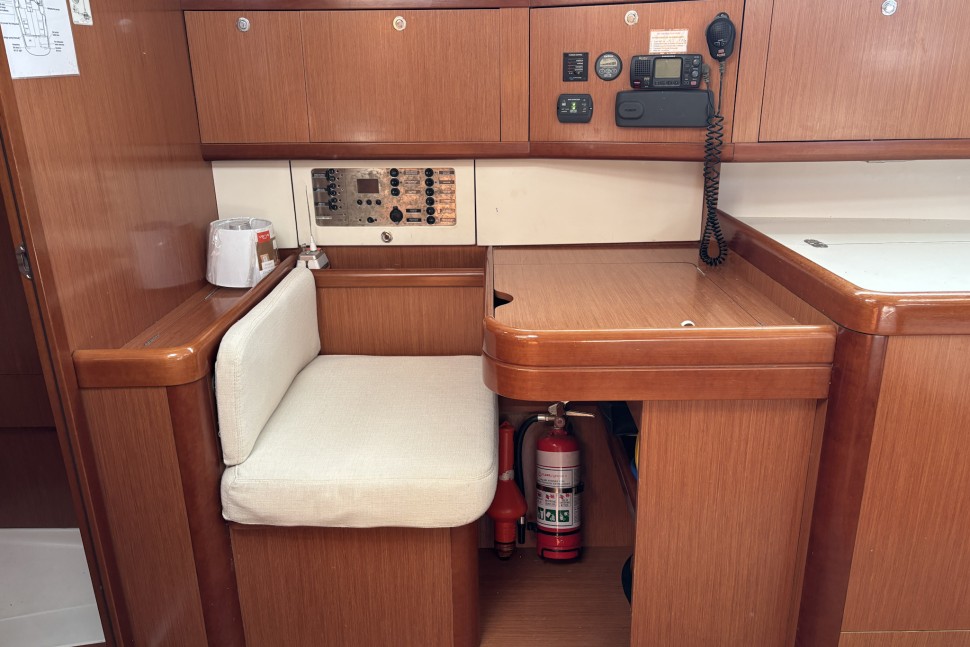 9 Beneteau Oceanis 43 Kairos Nav station
