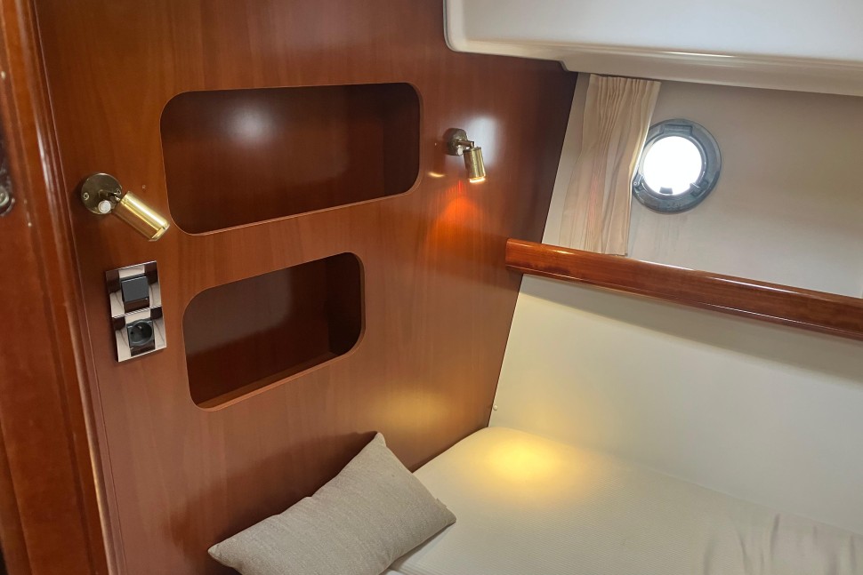 Benetea swift trawler 42 tonic 11 guestcabin