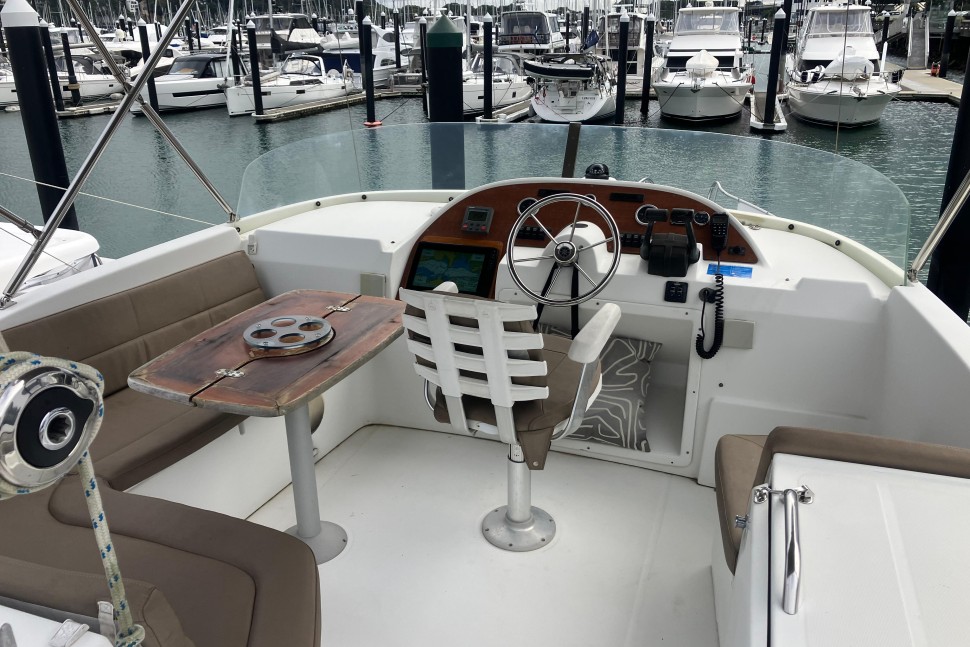 Benetea swift trawler 42 tonic 17 flybridge helm