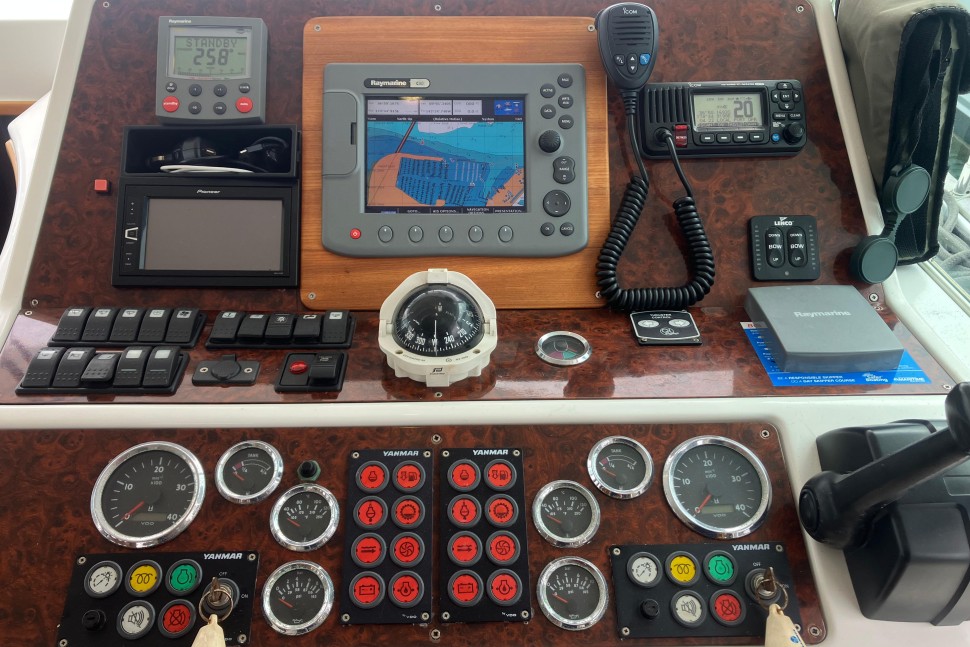 Benetea swift trawler 42 tonic 9 Helm station