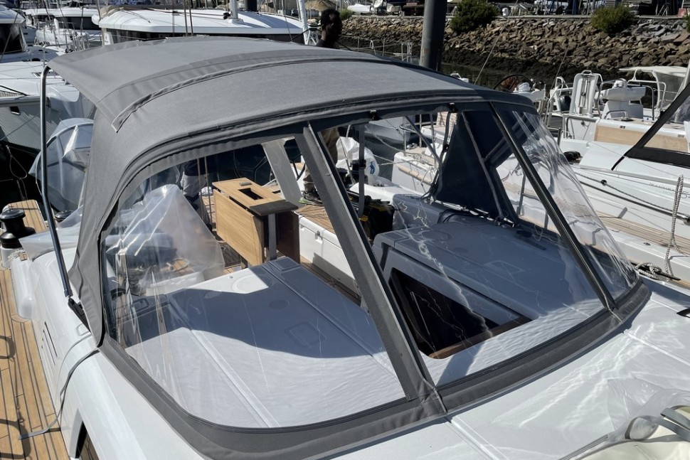 Beneteau First 44 15 dodger bimini