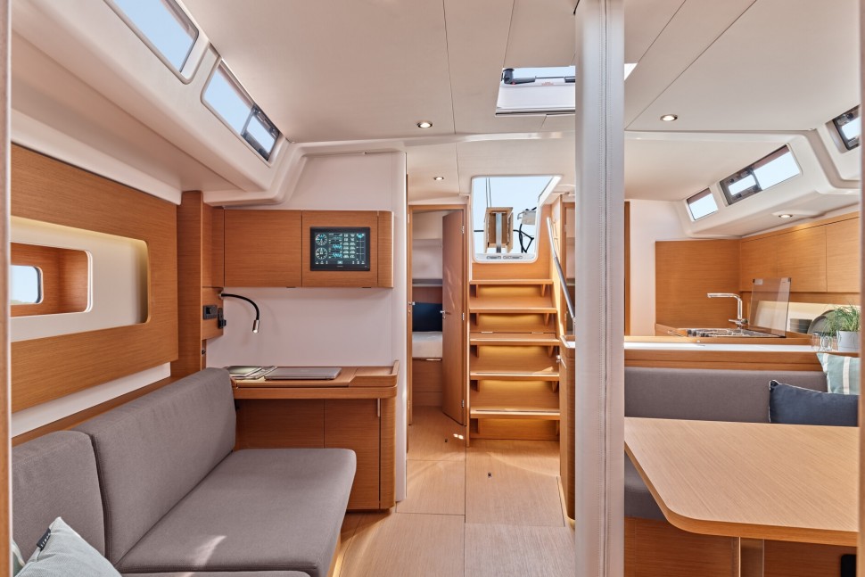 Beneteau First 44 16 saloon