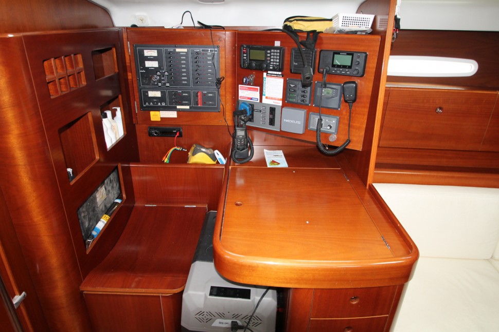 Beneteau First 47.7 13 Nav station