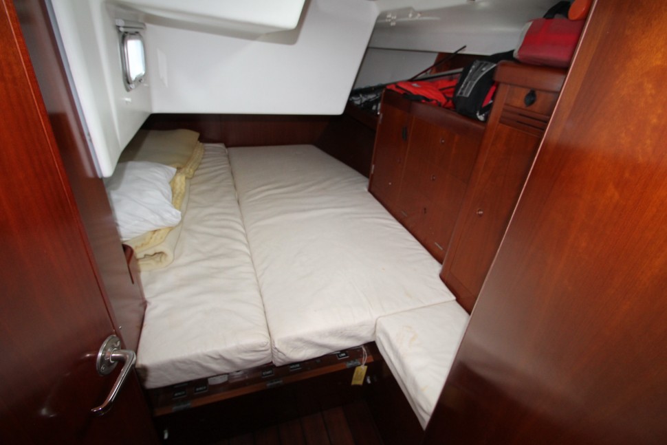 Beneteau First 47.7 14 guest cabin port