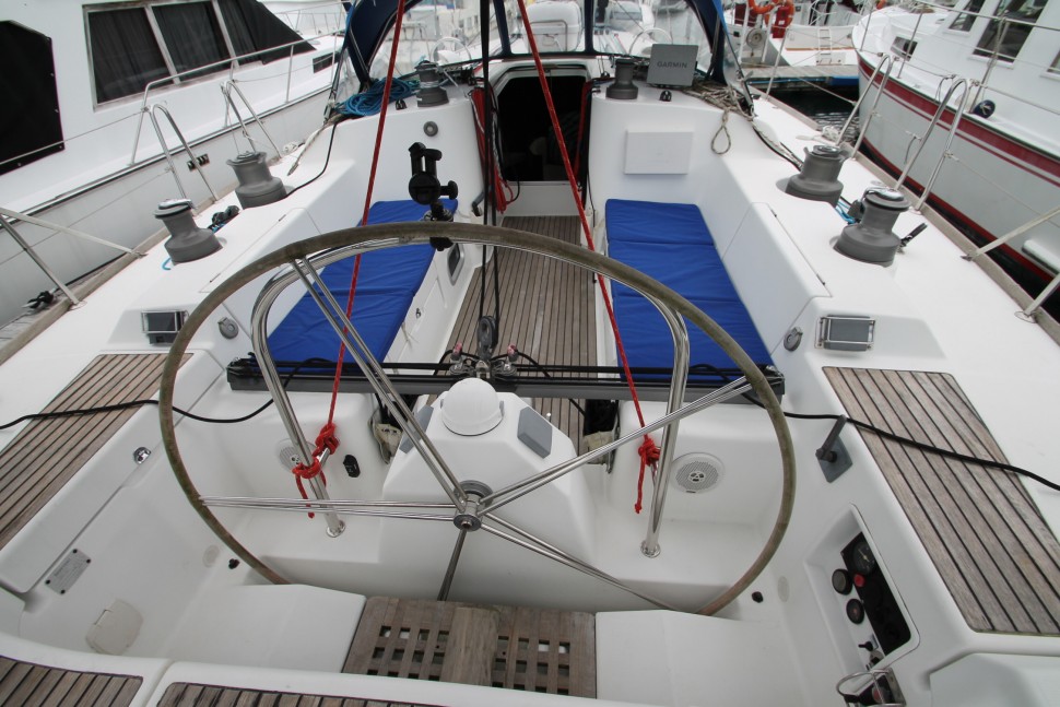 Beneteau First 47.7 3 Wheel steering