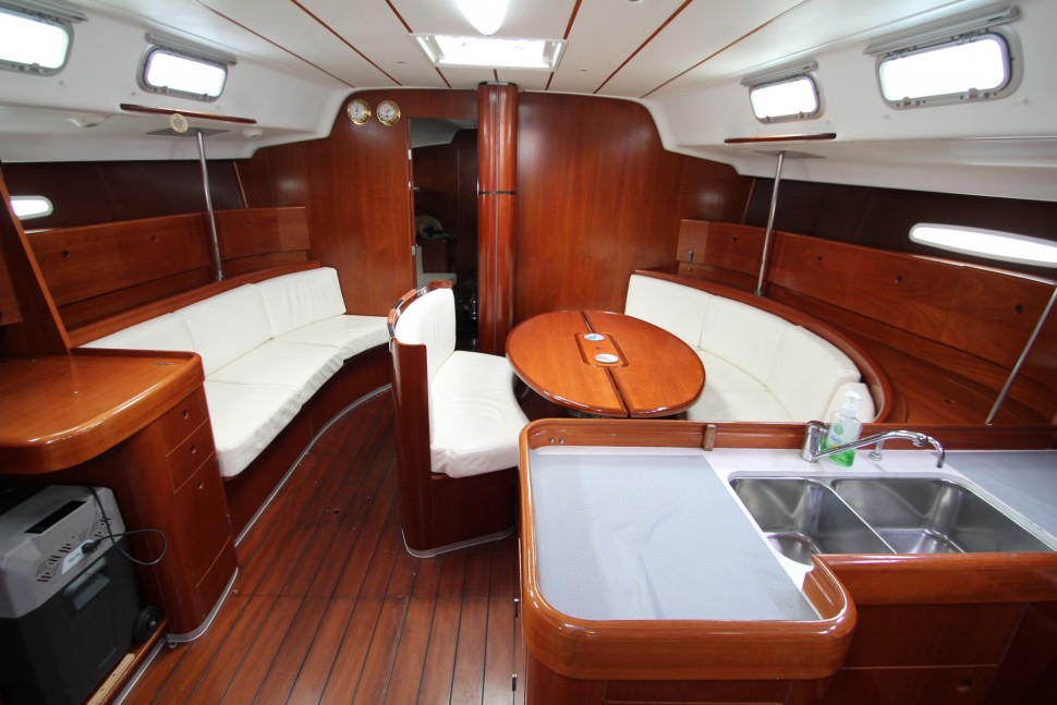 Beneteau First 47.7 7 Saloon fwd