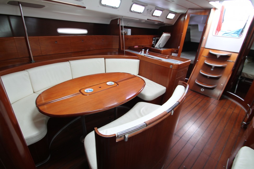 Beneteau First 47.7 9 Saloon aft