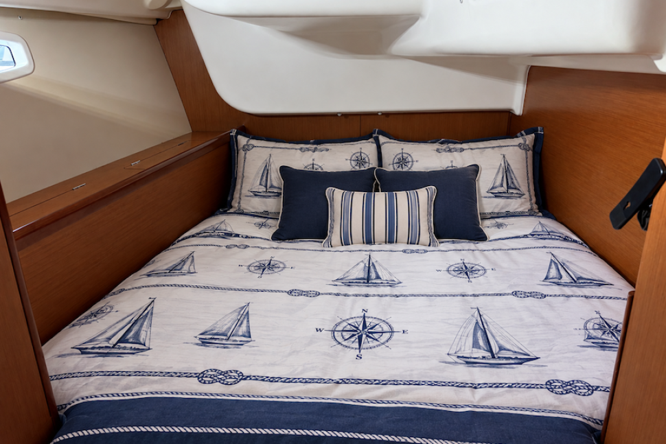 Beneteau Oceanis 43 Kairos Stb aft berth