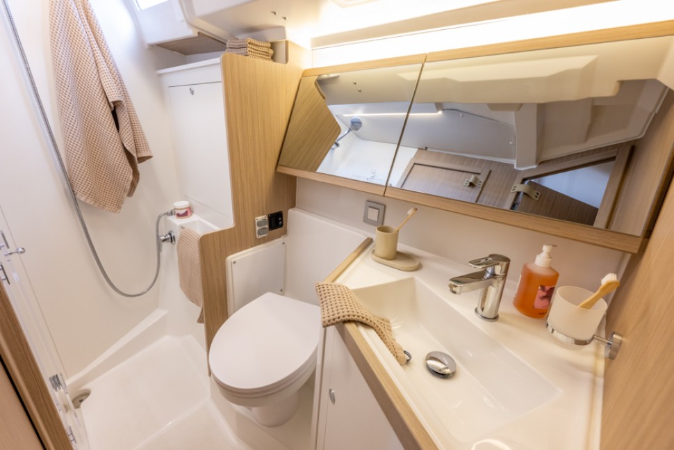 Beneteau Oceanis 47 Interior 10