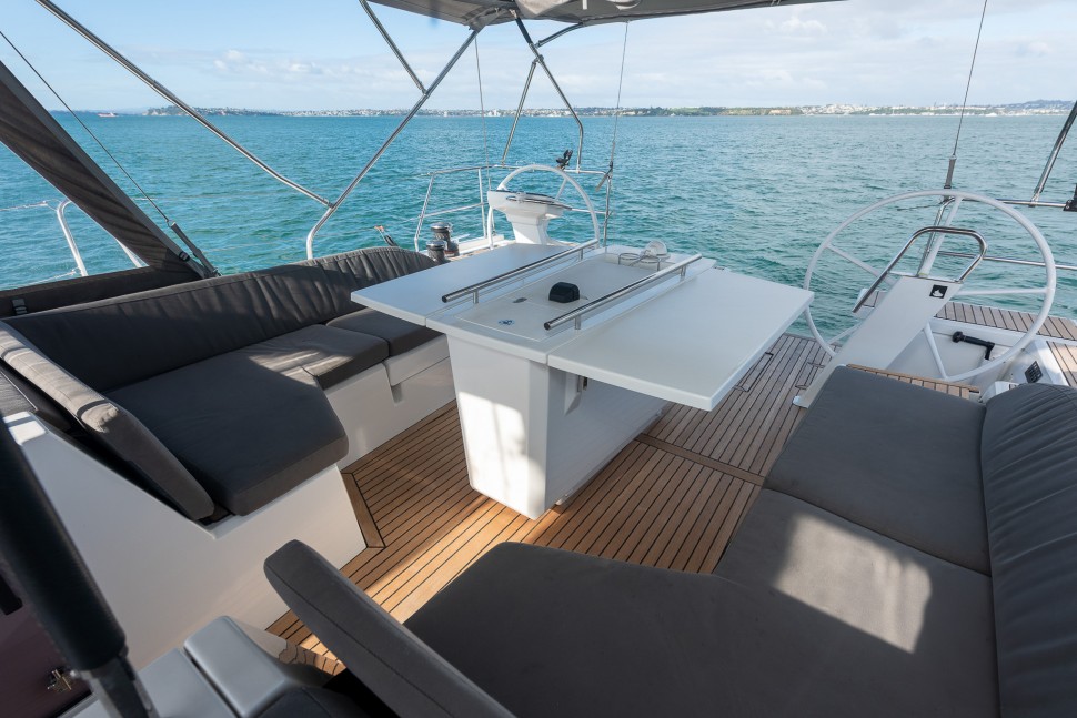 Beneteau Oceanis 51.1 10 deck saloon