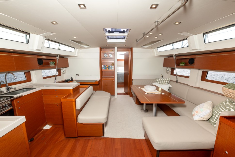 Beneteau Oceanis 51.1 14 saloon