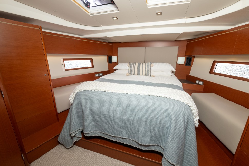 Beneteau Oceanis 51.1 16 master cabin