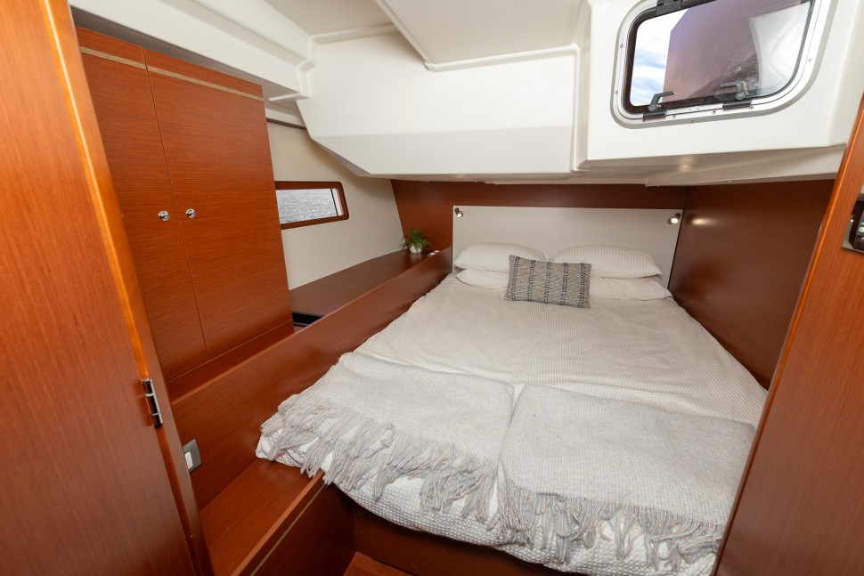 Beneteau Oceanis 51.1 19 guest cabin
