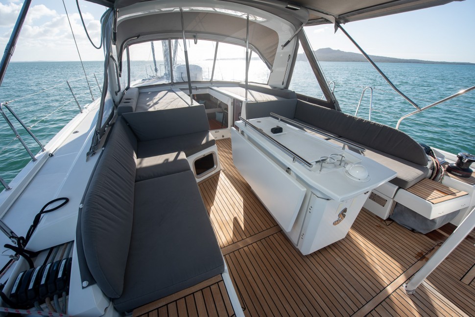 Beneteau Oceanis 51.1 7 deck saloon