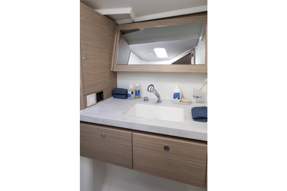 Beneteau Oceanis Interior 10