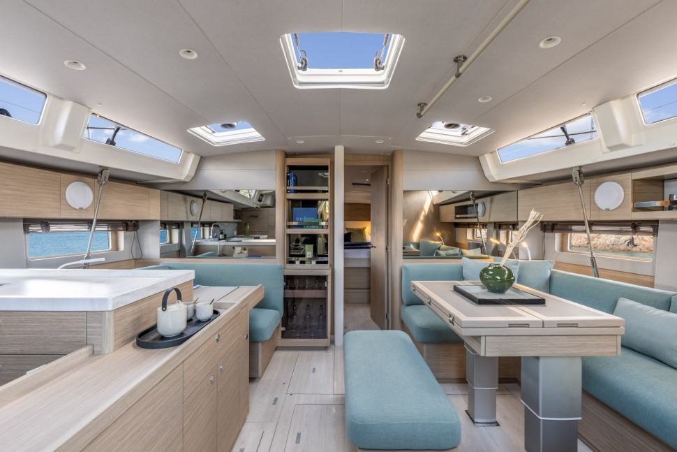 Beneteau Oceanis Interior 4