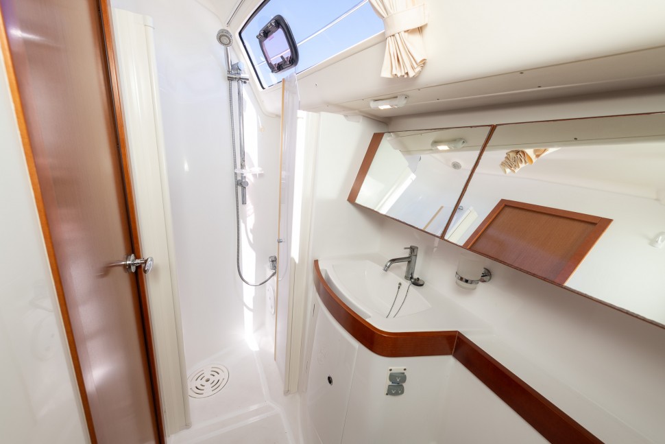 Beneteau Oceanis40 17