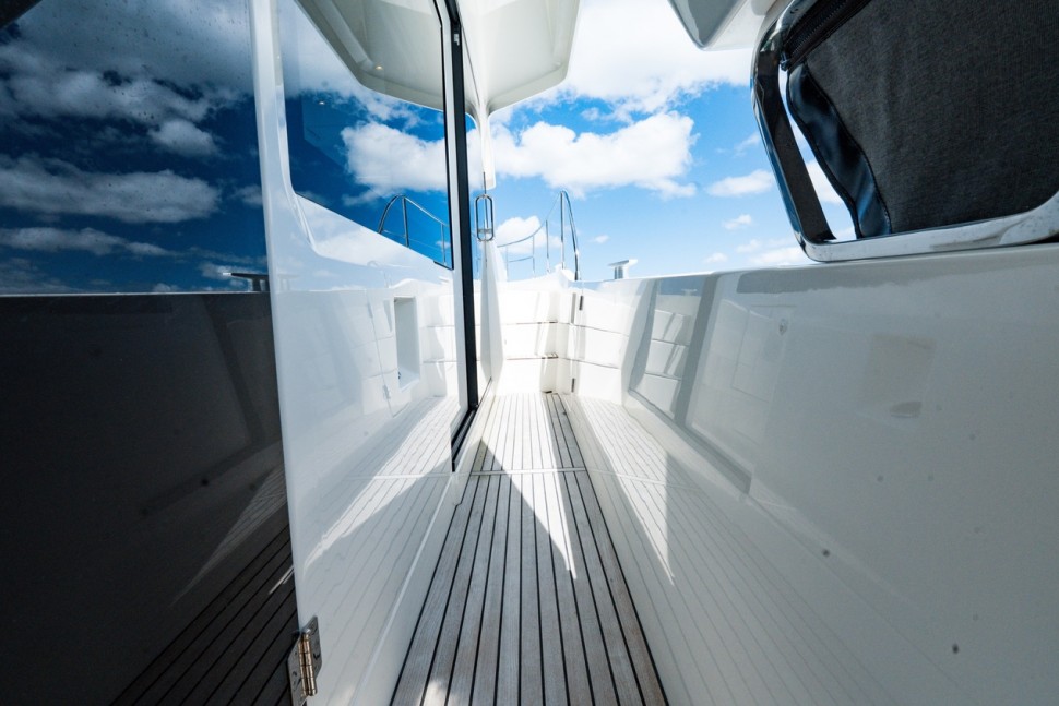 Beneteau Swift Trawler 47 Mahaki 6 Stbd Side Deck