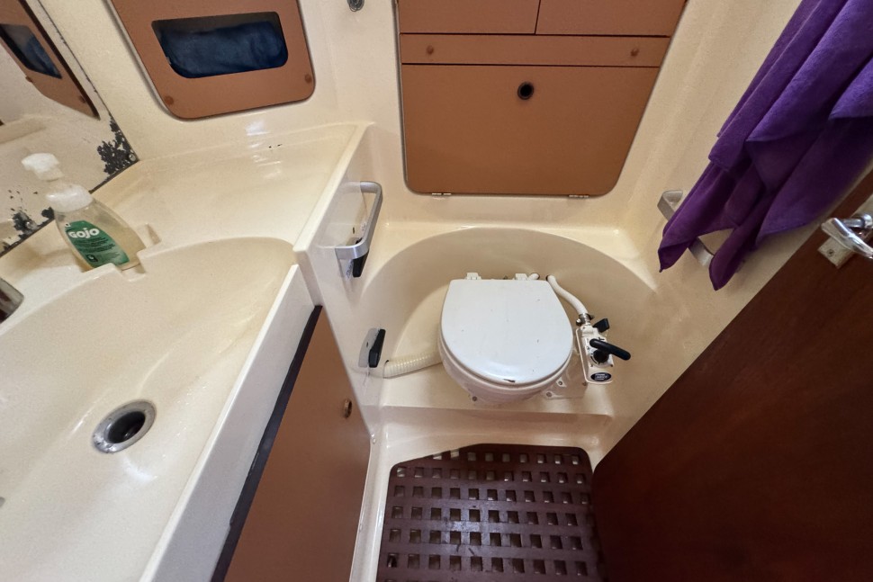Canadian Sailcraft CS36T Denovo 8 Head