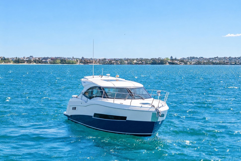 Carver 37 8 exterior starboard bow