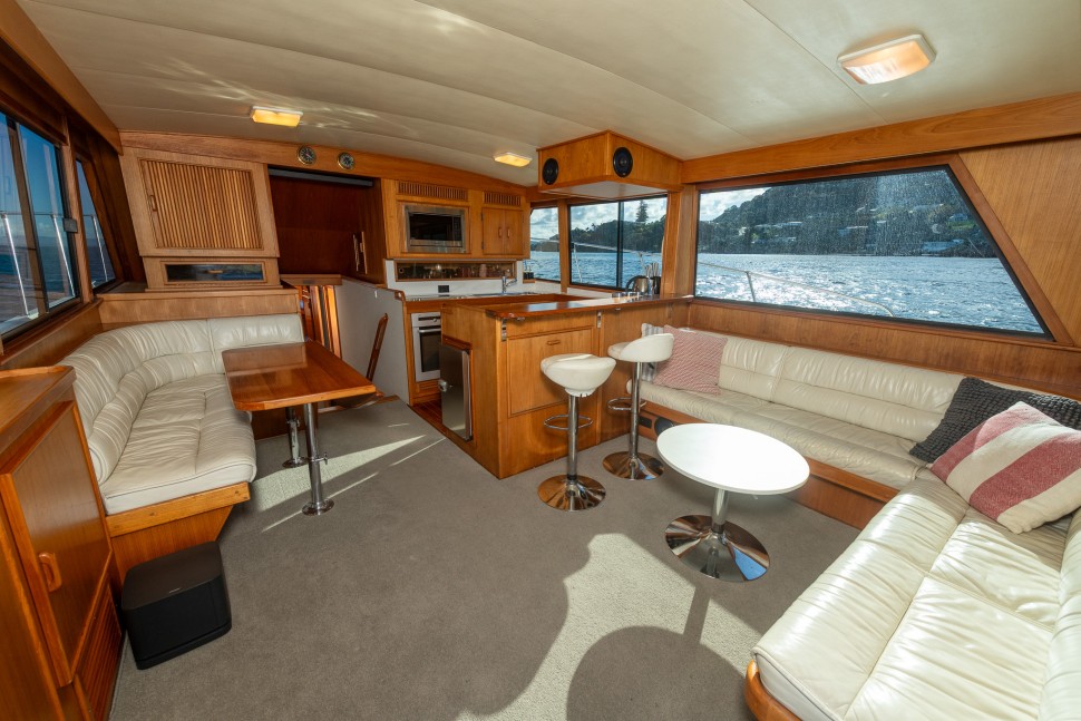 Hatteras 52 interior 14