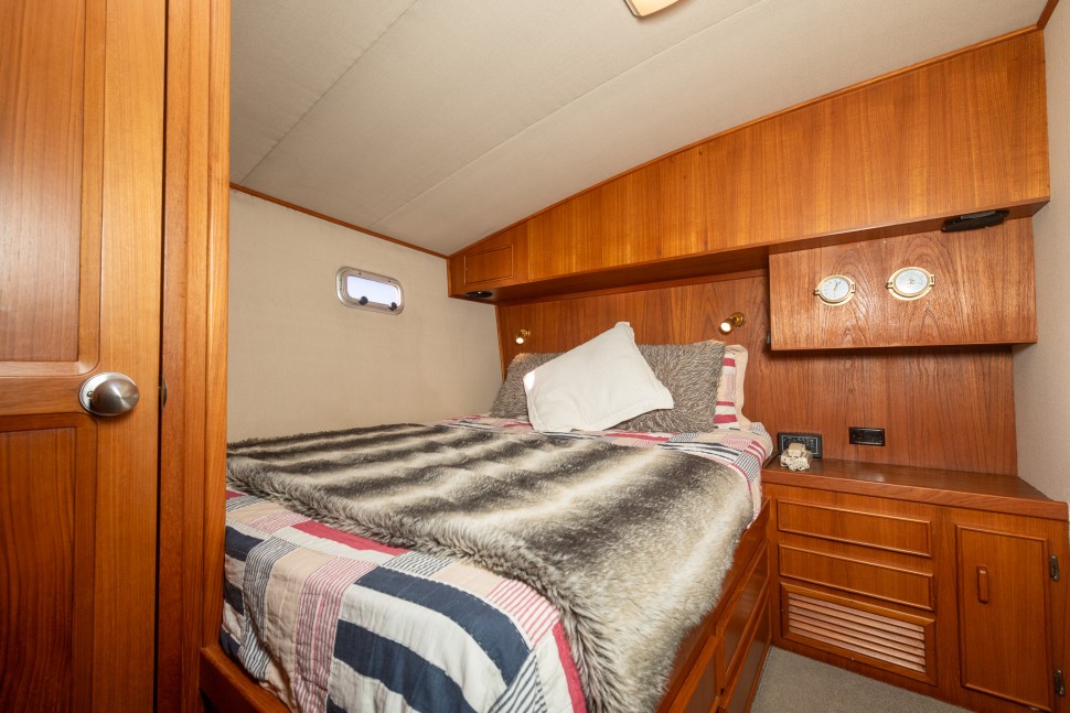Hatteras 52 master cabing 16