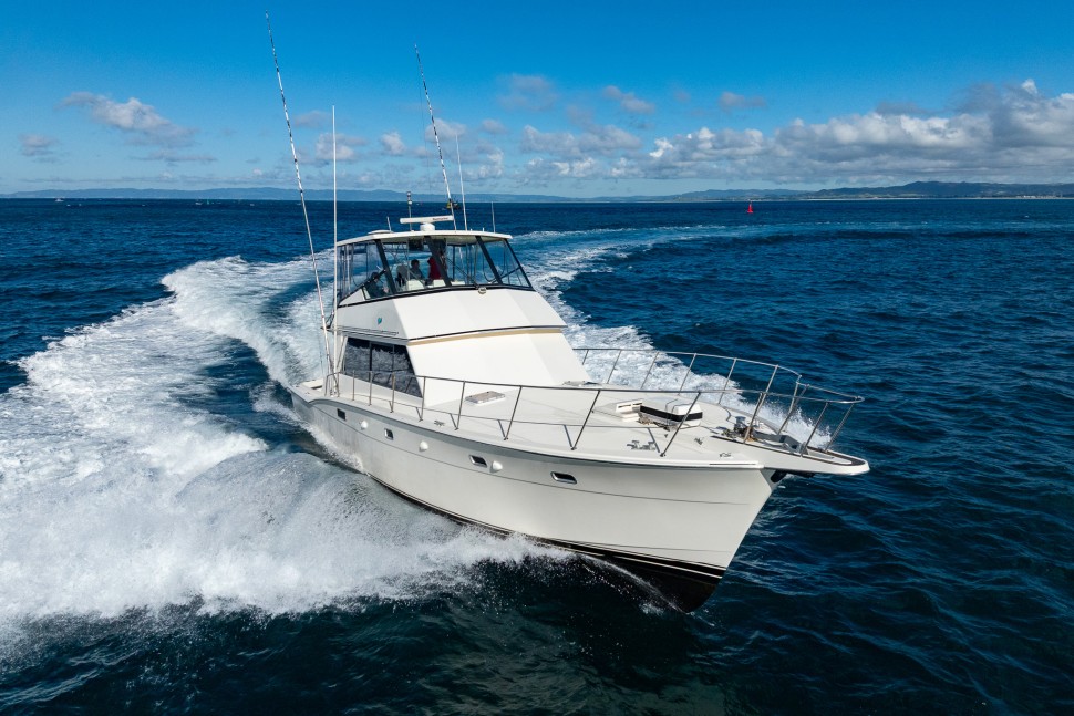 Hatteras 52 underway 2