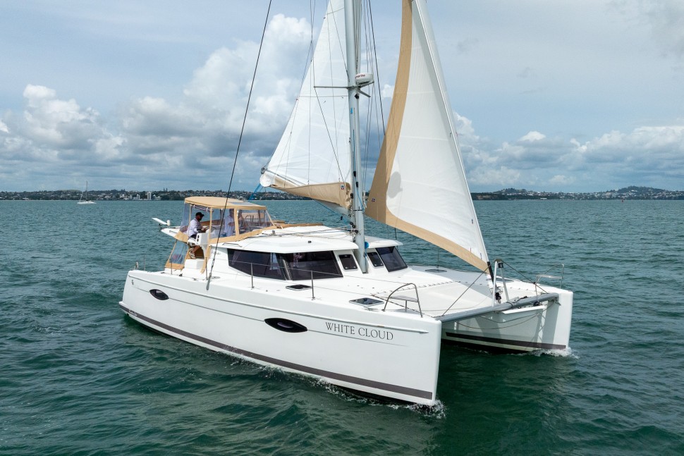 Helia 44 White Cloud 4 running2
