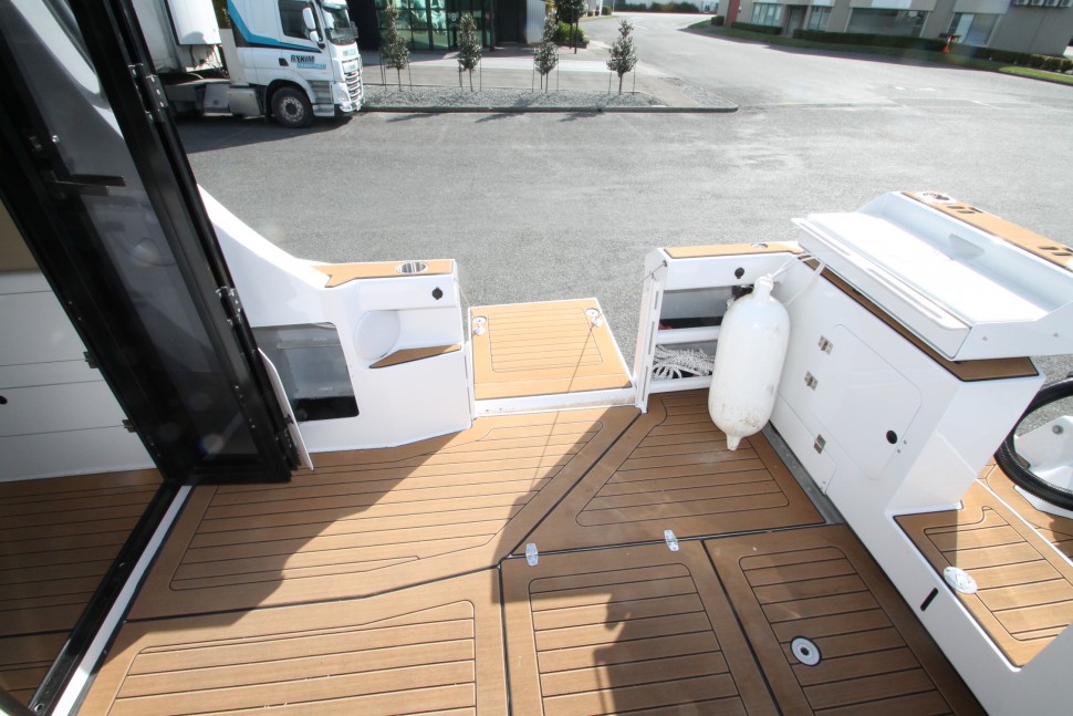 Herley 16 Cockpit stbd2