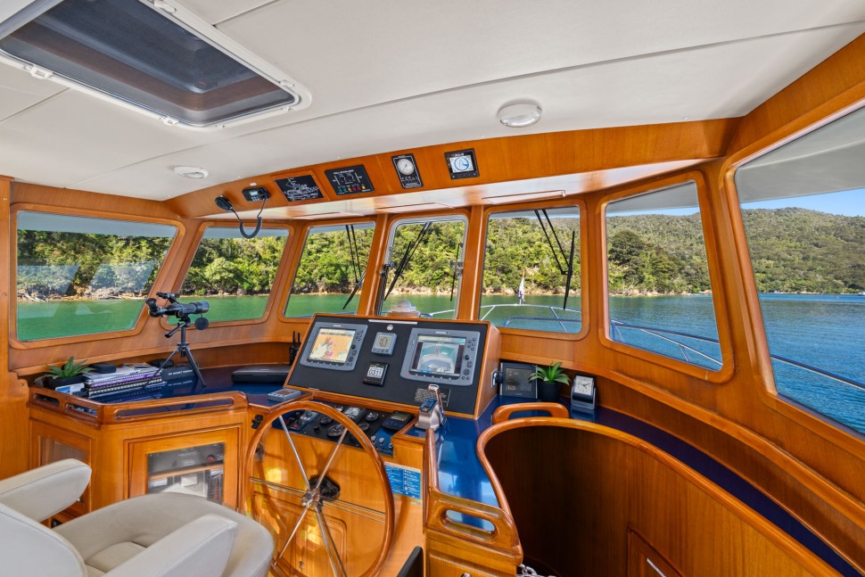 Integrity 11 Pilothouse fwd