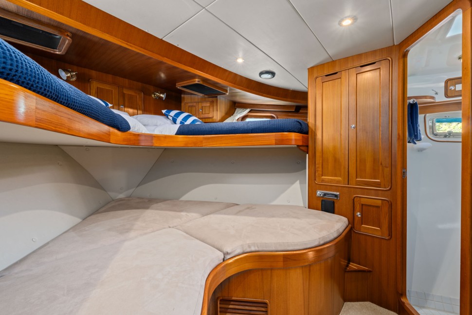 Integrity 17 Guest cabin stbd